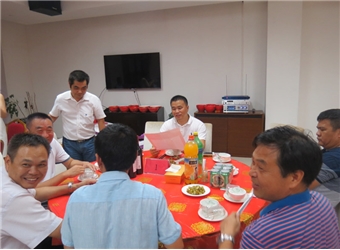 伙伴們興高采烈過中秋