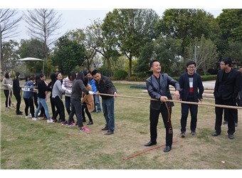 裁判吹響口哨，比賽開始